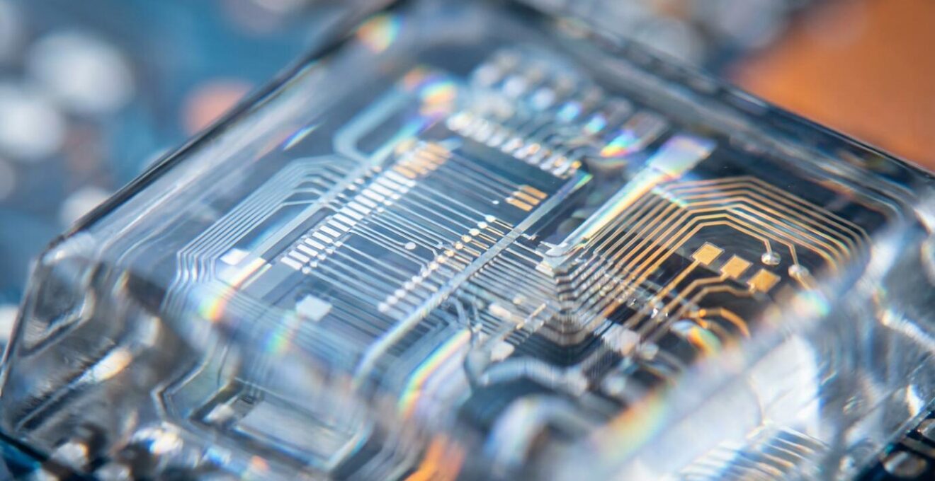 Gros plan extrême sur la surface d'un capteur intégré dans du verre avec reflets lumineux