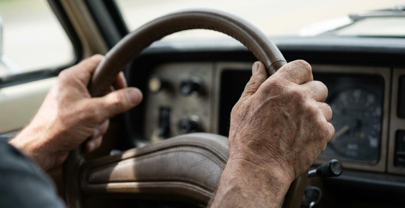 Mains sur un volant de voiture montrant les micro-mouvements de correction